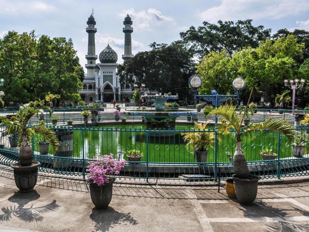 Hotel Santosa Malang Kültér fotó