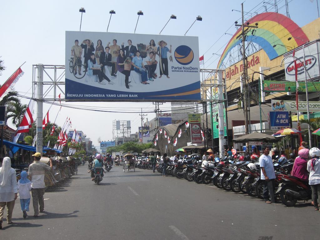 Hotel Santosa Malang Kültér fotó