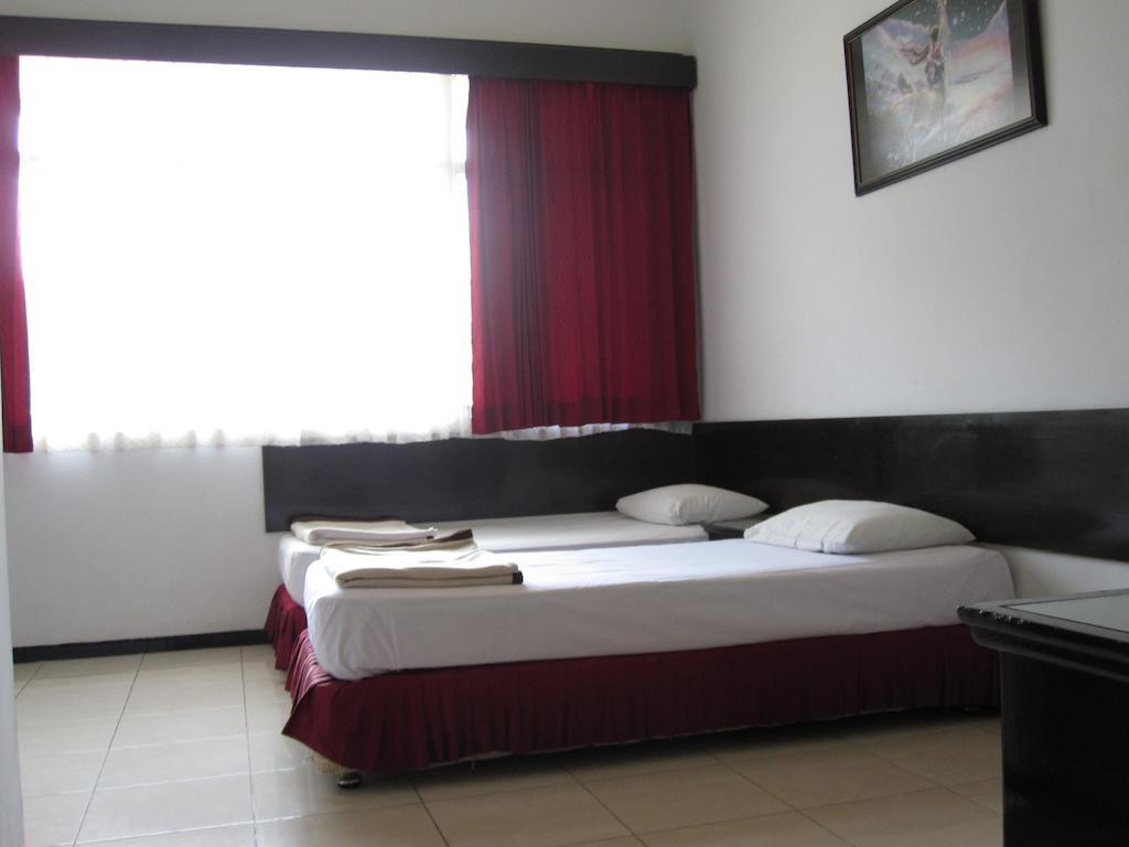 Hotel Santosa Malang Szoba fotó