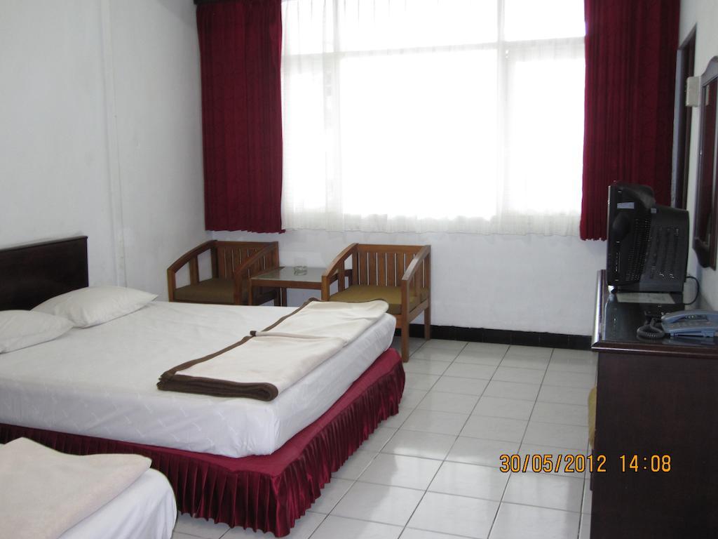 Hotel Santosa Malang Szoba fotó